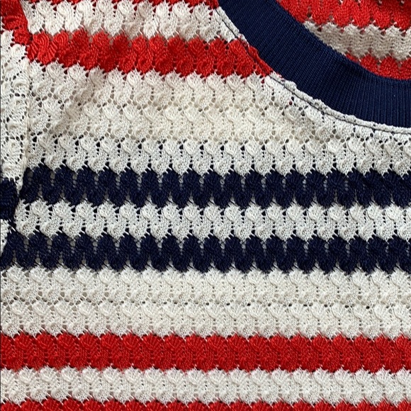 Beautiful top - Picture 2 of 4